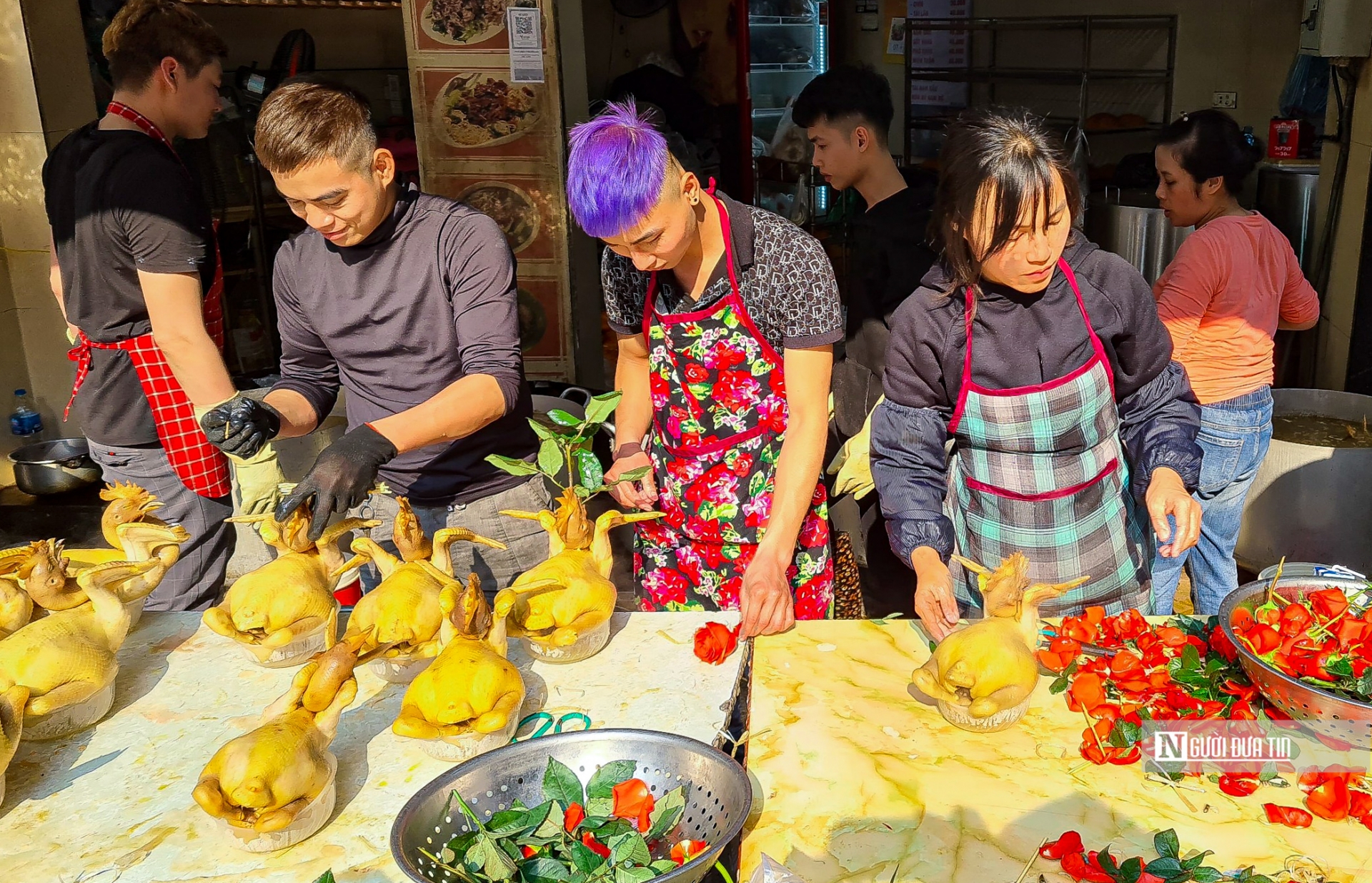 'Nhà tôi bán ở đây đã lâu đời, mọi người tín nhiệm nên tới mua rất đông. Gà nhà tôi được tuyển chọn rất kỹ, ngon nên đắt hơn các chợ khác. Ngày 30 Tết, gà lễ ngậm hoa hồng và xôi lớn giá khoảng 800.000 đồng/cặp lúc cao điểm nhất, ngày thường, gà nhà tôi đã bán 450.000 - 500.000 đồng. Ngoài ra, cửa hàng còn bán chim quay, xôi gấc, canh măng, bóng mọc... phục vụ bà con….', một chủ cửa hàng nói.