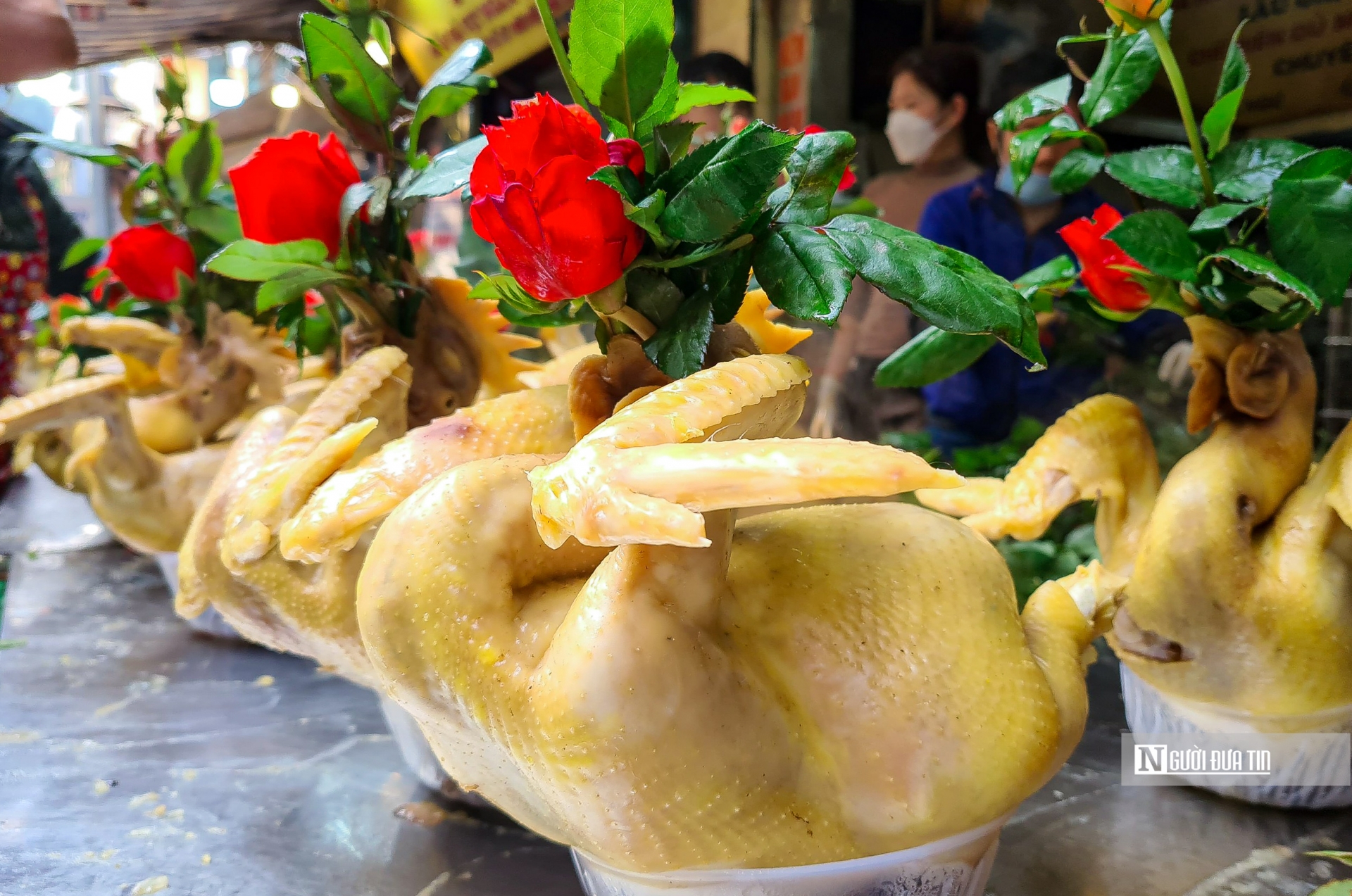 Chợ Hàng Bè là địa chỉ quen thuộc với người dân thủ đô từ xưa tới nay, nổi tiếng với thực phẩm tươi ngon, tinh tế, mang 'chất riêng' của ẩm thực Hà Nội. Chợ Hàng Bè cũng nổi tiếng với mức giá đắt đỏ nên còn được gọi là 'chợ nhà giàu' giữa phố cổ.