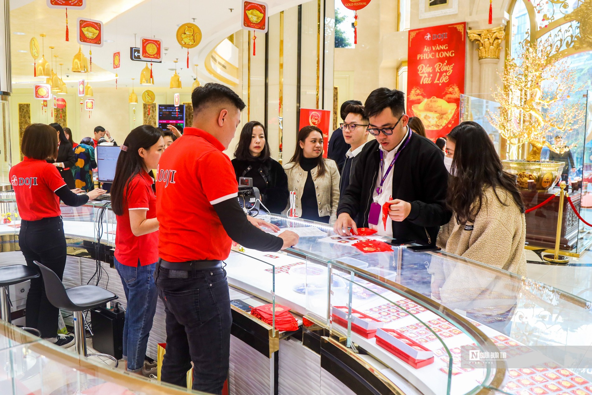 Ngắm “Kim Mão Vương Bảo” nặng 48kg vàng chào ngày Thần Tài - Ảnh 1