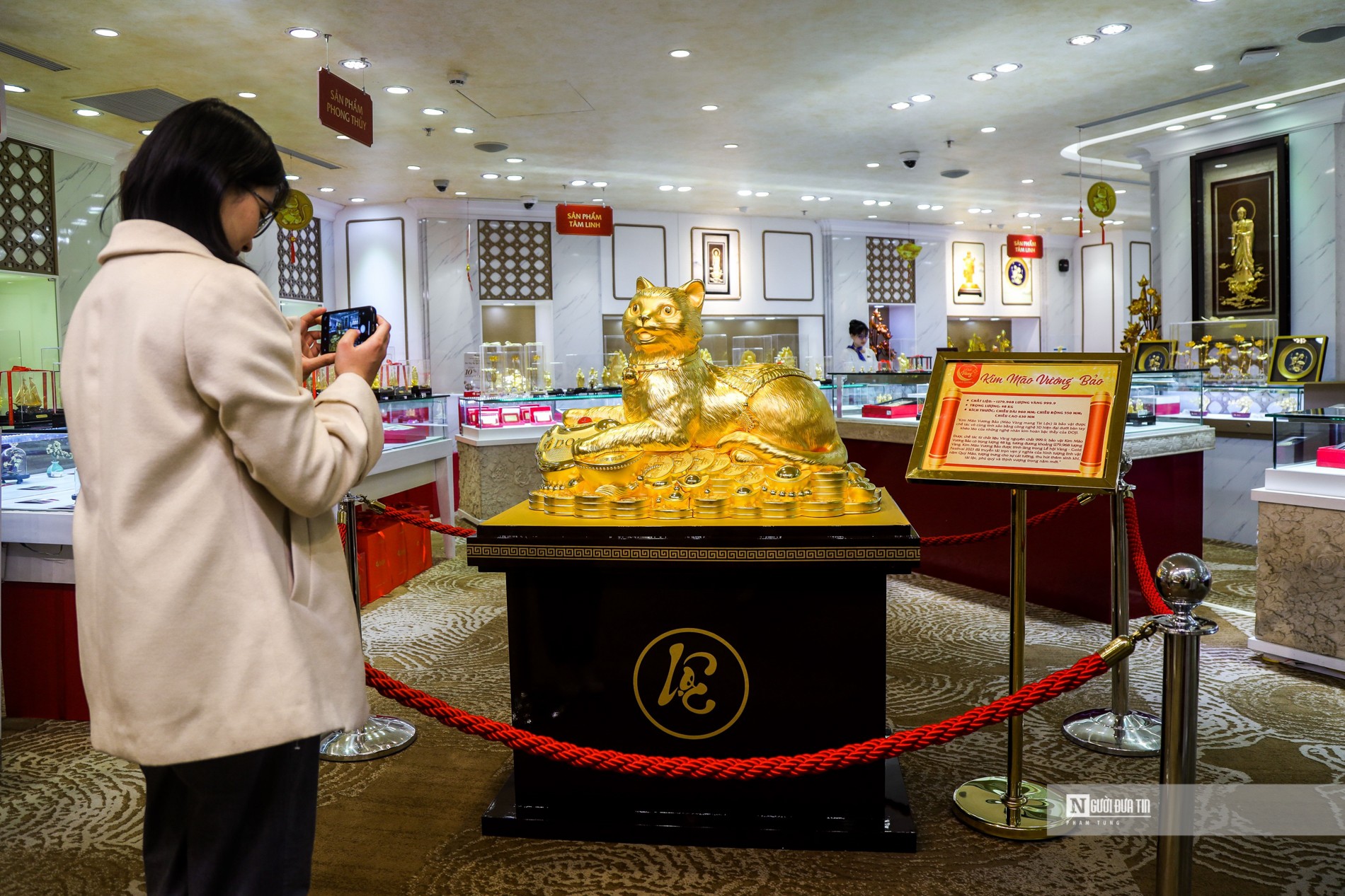 Để chào mừng ngày vía Thần Tài năm Quý Mão 2023, một thương hiệu vàng bạc, đá quý đã ra mắt tác phẩm 'Kim Mão Vương Bảo' cho khách hàng tham quan khi tới mua sắm.
