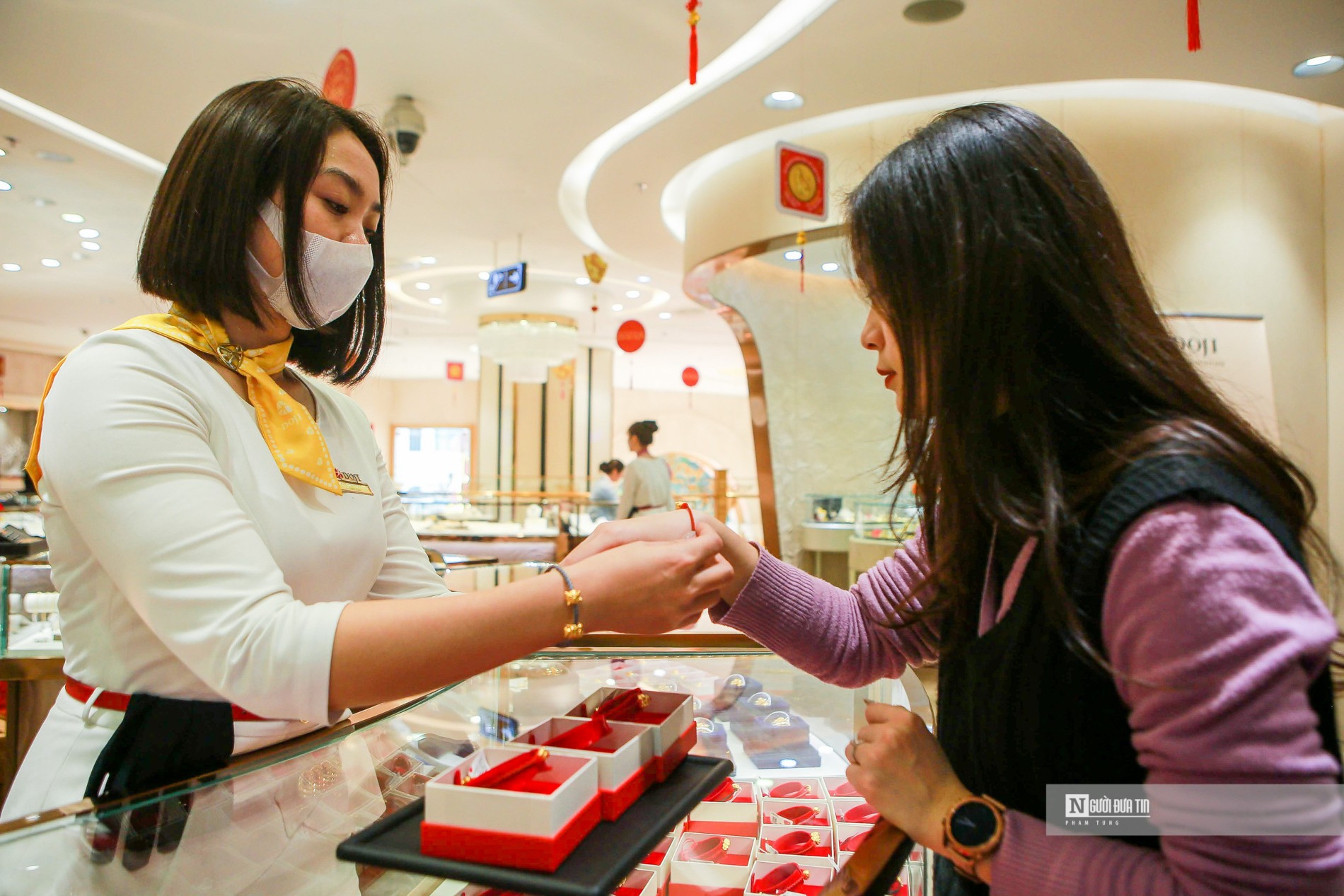 Sau hơn 2 năm dài chống dịch, Tết Quý Mão 2023 là năm đầu tiên người dân được cởi bỏ mọi lo lắng, căng thẳng khi ở các địa điểm công cộng và không còn ngại tập trung đông người. Tinh thần du xuân rôn ràng cùng với tình hình kinh tế đã được phục hồi đáng kể khiến hầu hết khách hàng chi mạnh tay hơn cho việc mua vàng đầu năm.