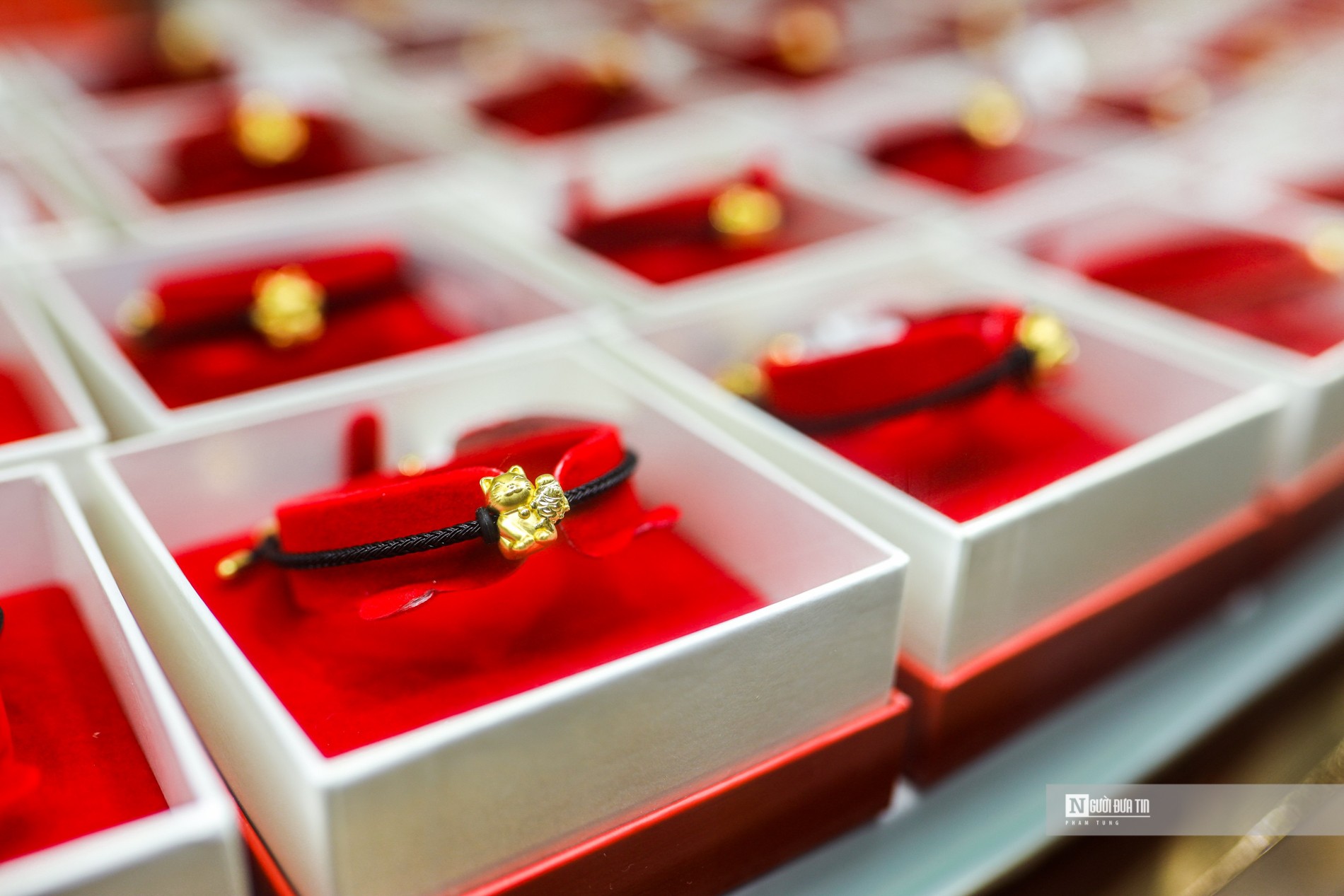 Charm vàng 24K có biểu tượng mèo vàng may mắn của DOJI được các khách hàng trẻ yêu thích.