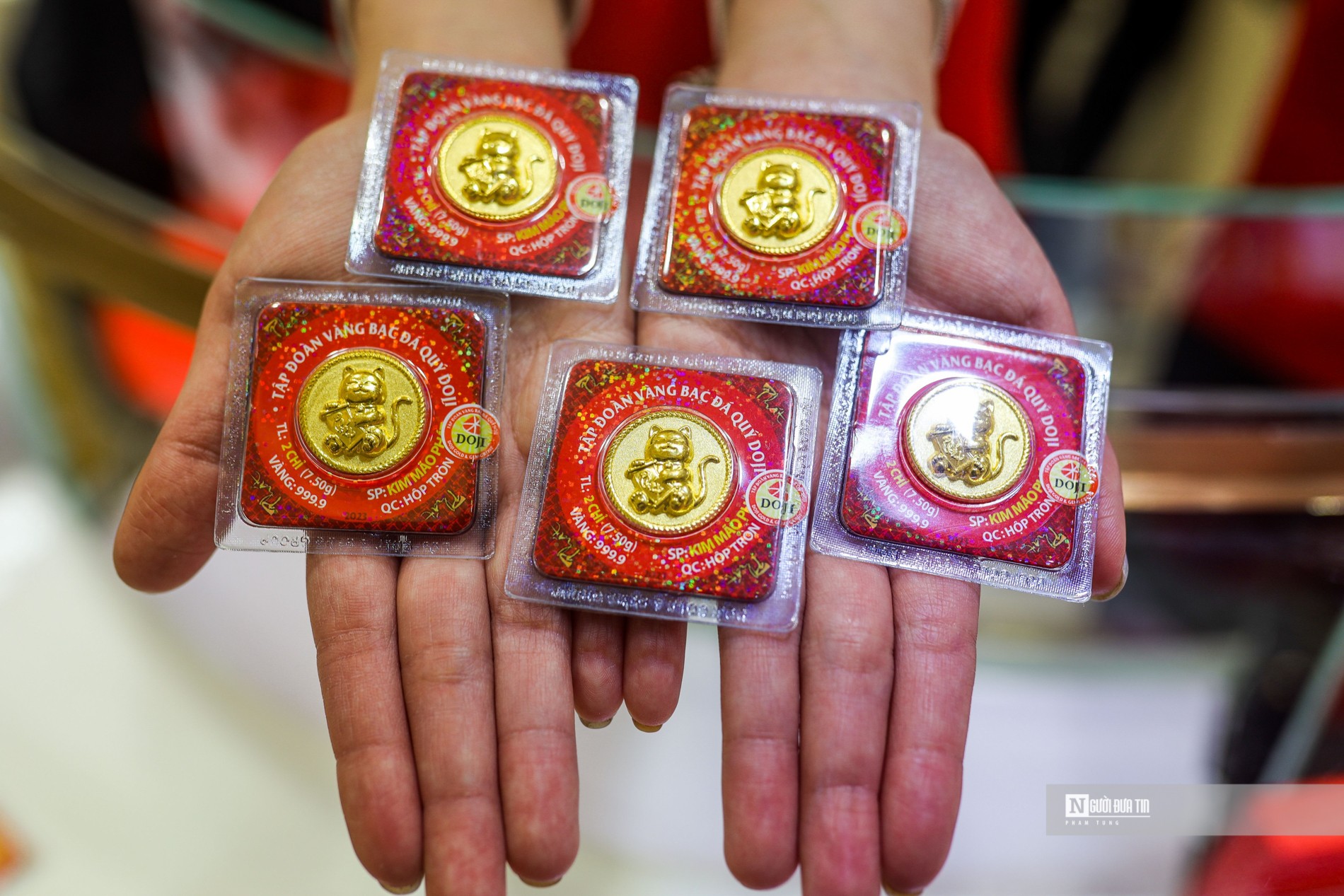 Các sản phẩm vàng ép vỉ Kim Mão – linh vật của năm nay đang ghi nhận doanh số bán hàng tăng vọt.
