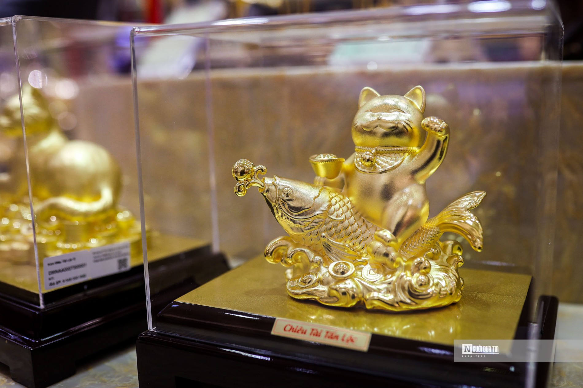 Được biết, để có được linh vật mèo bằng vàng, người thợ kim hoàn sẽ nung, chế tác làm nguội riêng từng bộ phận rồi ghép lại với nhau. Các quá trình chỉnh sửa được làm một cách cẩn thận, hoàn toàn thủ công.