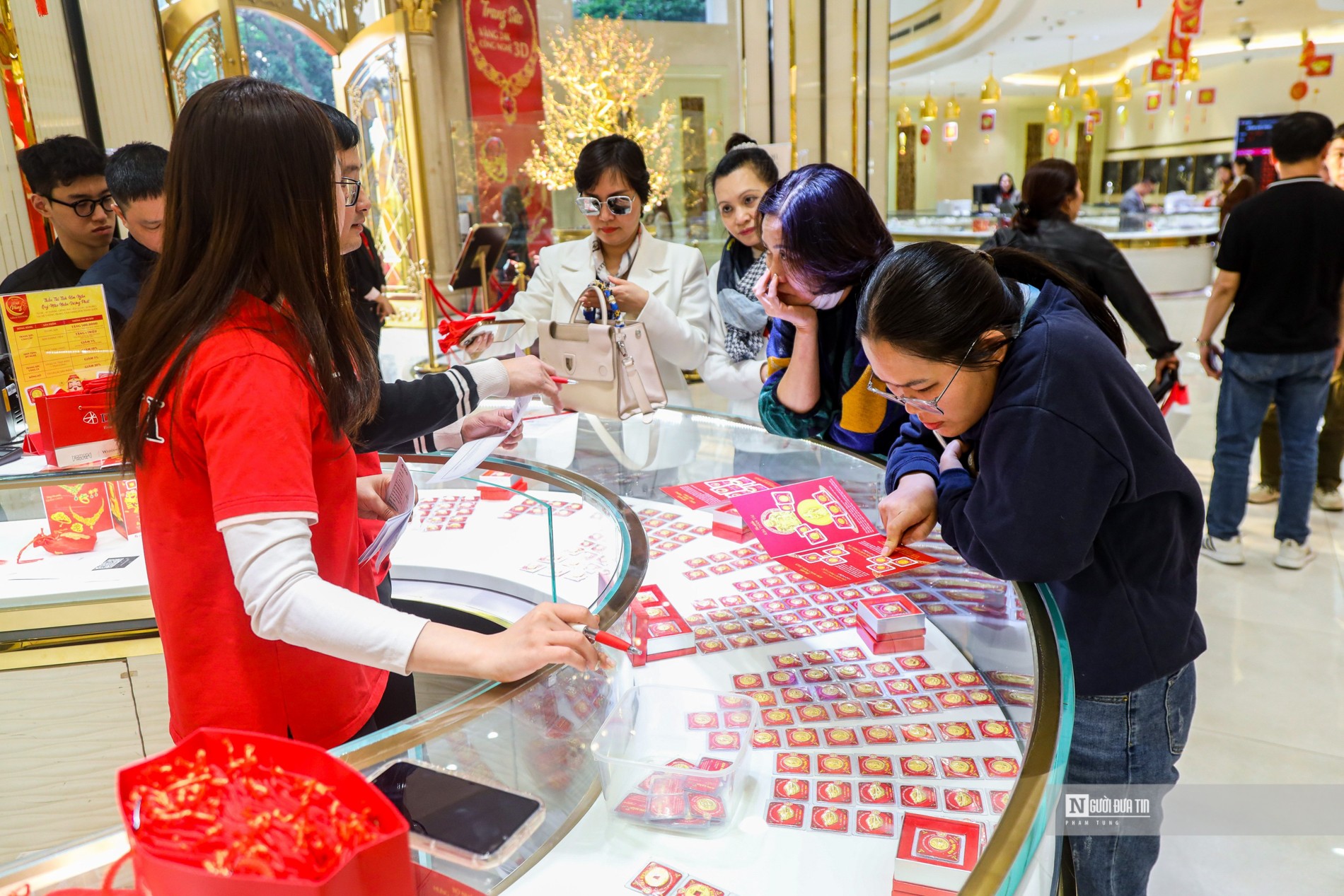 Theo thông tin từ DOJI, lượng người dân mua sắm vàng năm nay đã tăng khoảng 30% so với năm 2022. Các sản phẩm như Âu Vàng Phúc Long, Lộc Phát Tài, Kim Thần Tài, bộ nhẫn Hưng Thịnh Vượng và các mẫu Mèo Vàng của năm nay đang được ưa chuộng hơn cả.