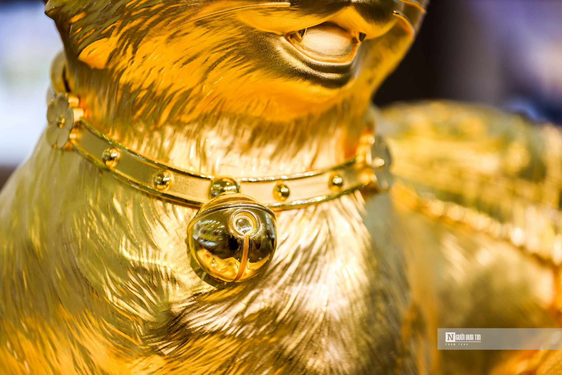 Các chi tiết nhỏ cũng được nghệ nhân đúc rất chân thực và sinh động, tạo cho tác phẩm vẻ sang trọng, quyền quý.