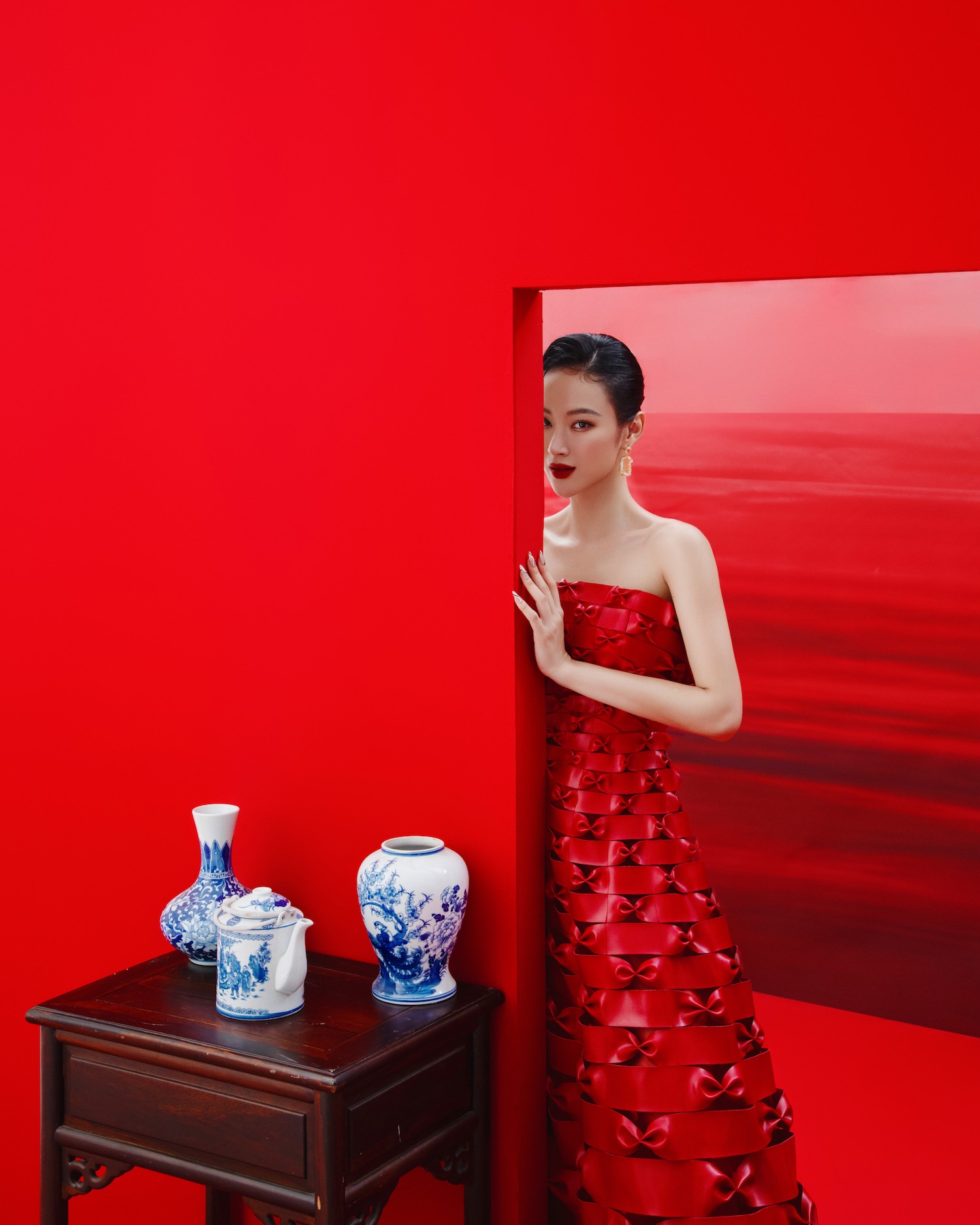 Cô chọn những kiểu váy cúp ngực tôn lên bờ vai thon thả. Ảnh FBNV