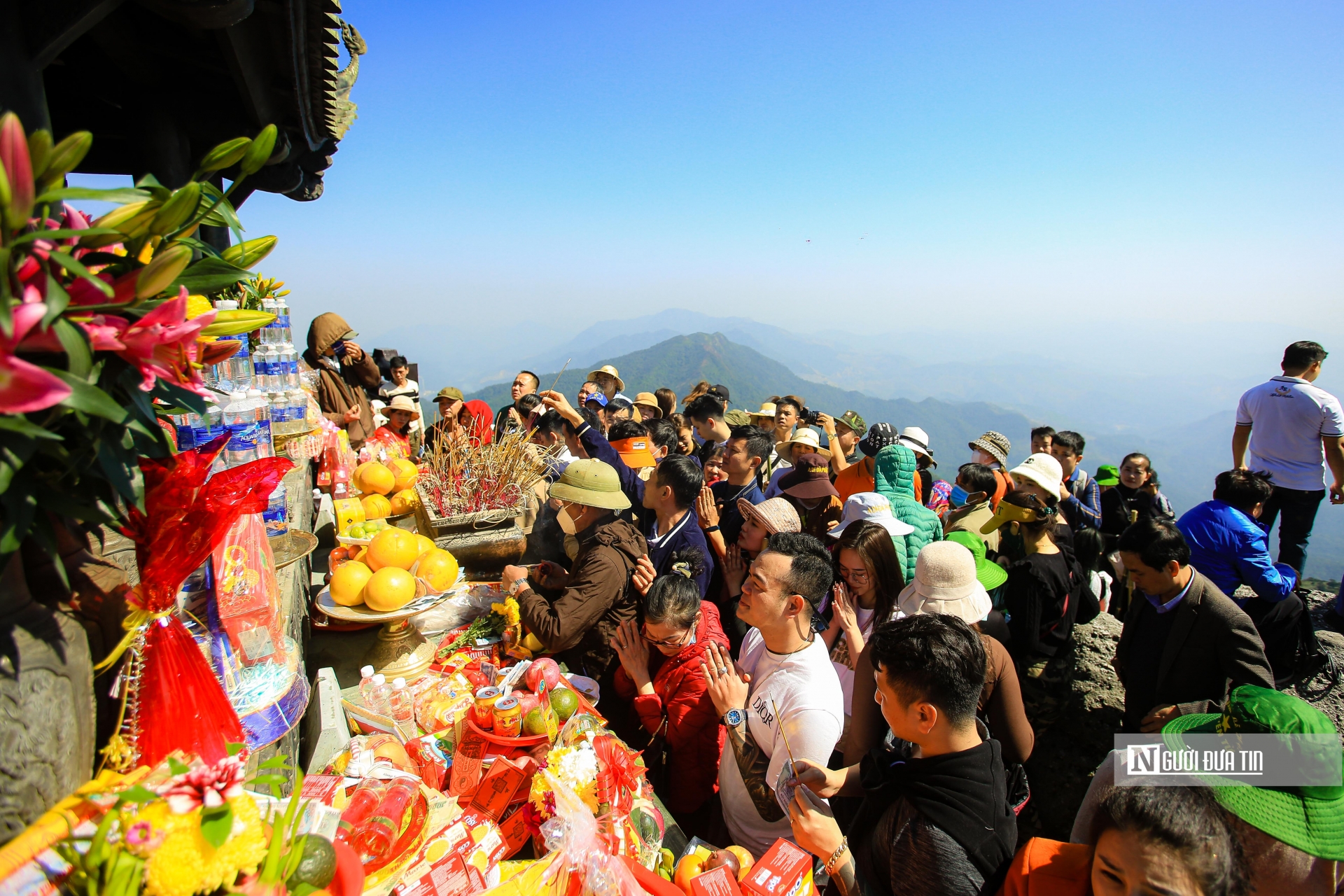 Người dân đi lễ hội, vãn cảnh chùa cần thực hiện biện pháp dự phòng cá nhân, đeo khẩu trang (Ảnh: Hữu Thắng).