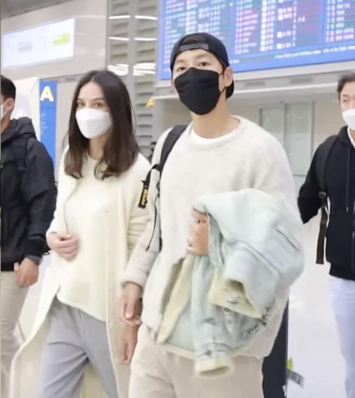 Song Joong Ki và bạn gái hơn 1 tuổi Katy Louise Saunders