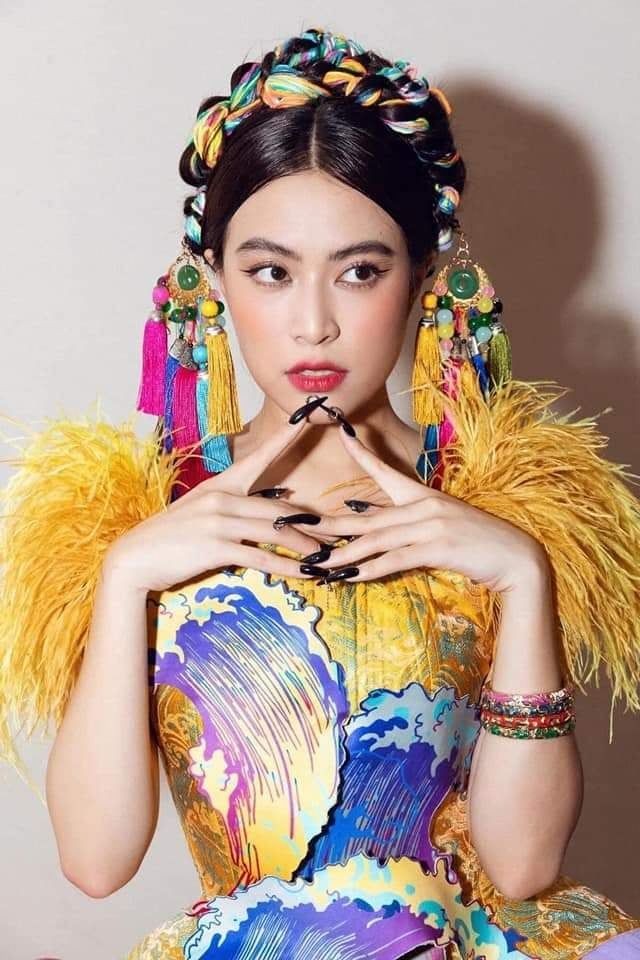 Hoàng Thùy Linh nổi lên như một hiện tượng với sản phẩm mang đậm dân gian đương đại. Hoàng Thùy Linh nổi lên như một hiện tượng với sản phẩm mang đậm dân gian đương đại.