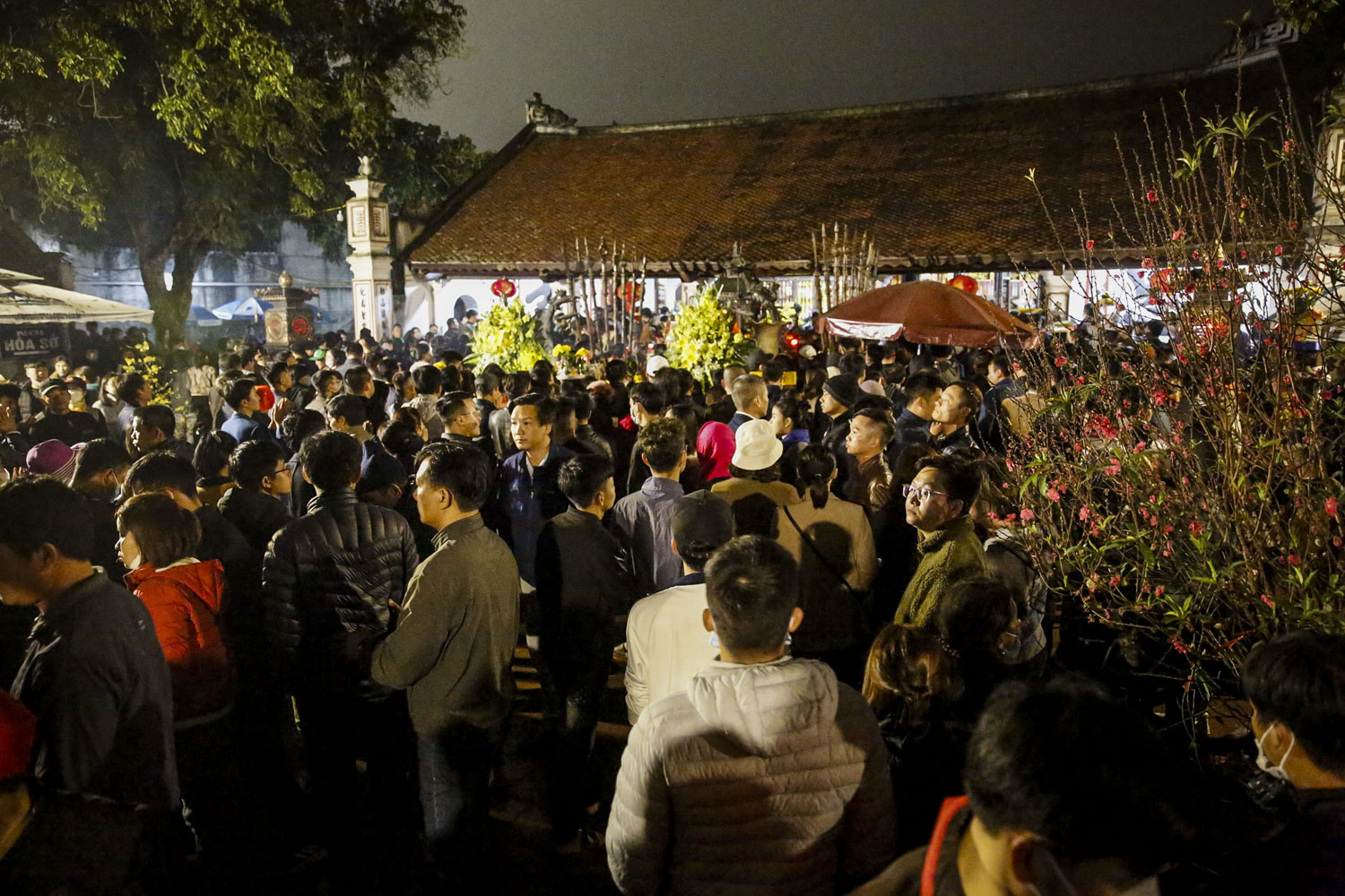 Dù đến 5h sáng ngày 15 tháng Giêng đền Trần mới bắt đầu phát ấn cho nhân dân và du khách thập phương tại nhà Giải Vũ, nhà trưng bày đền Trùng Hoan nhưng ngay từ sớm đã đông nghịt người chờ đợi.