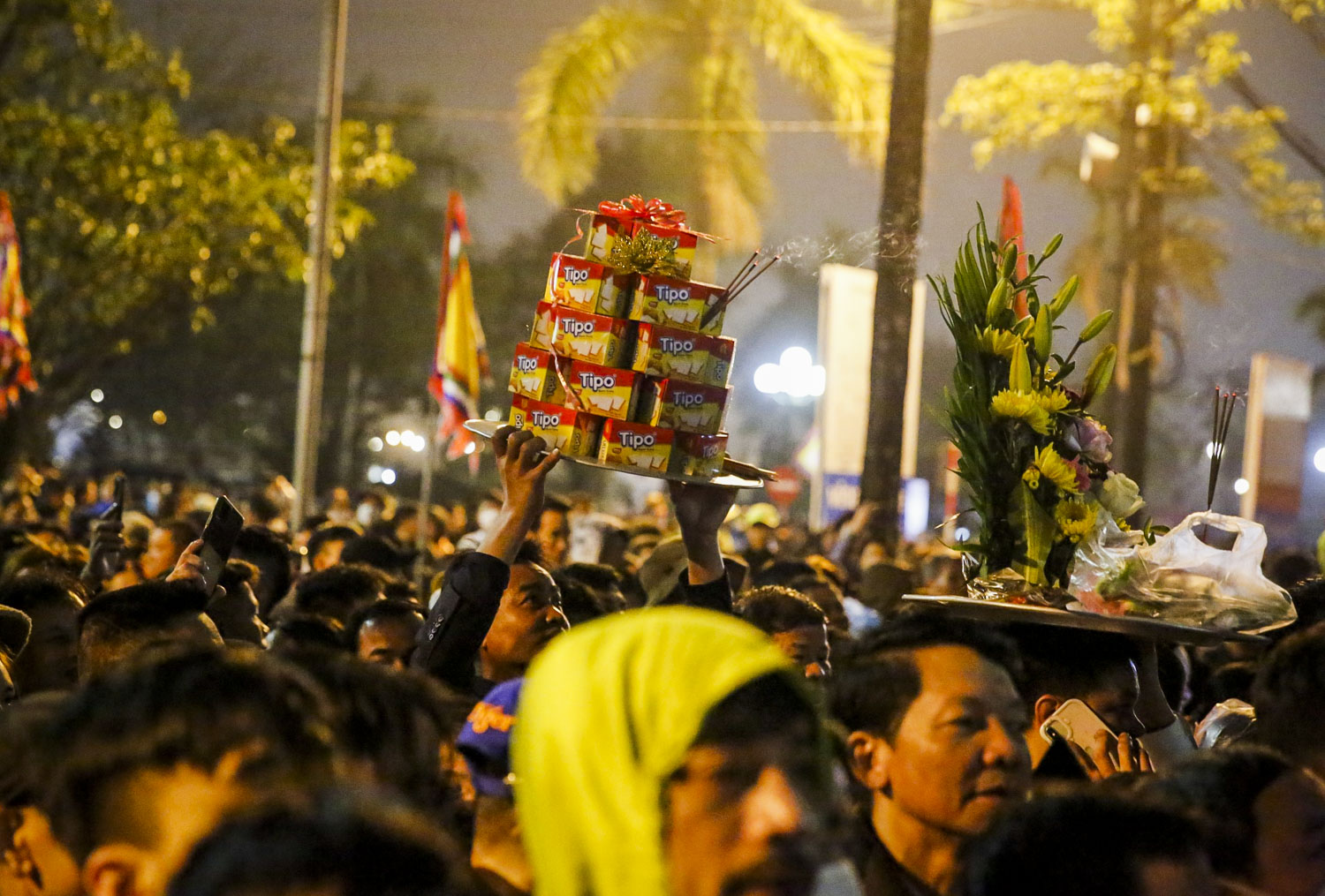 Ngay sau khi mở hàng rào, tình trạng chen lấn, xô đẩy bắt đầu xuất hiện.