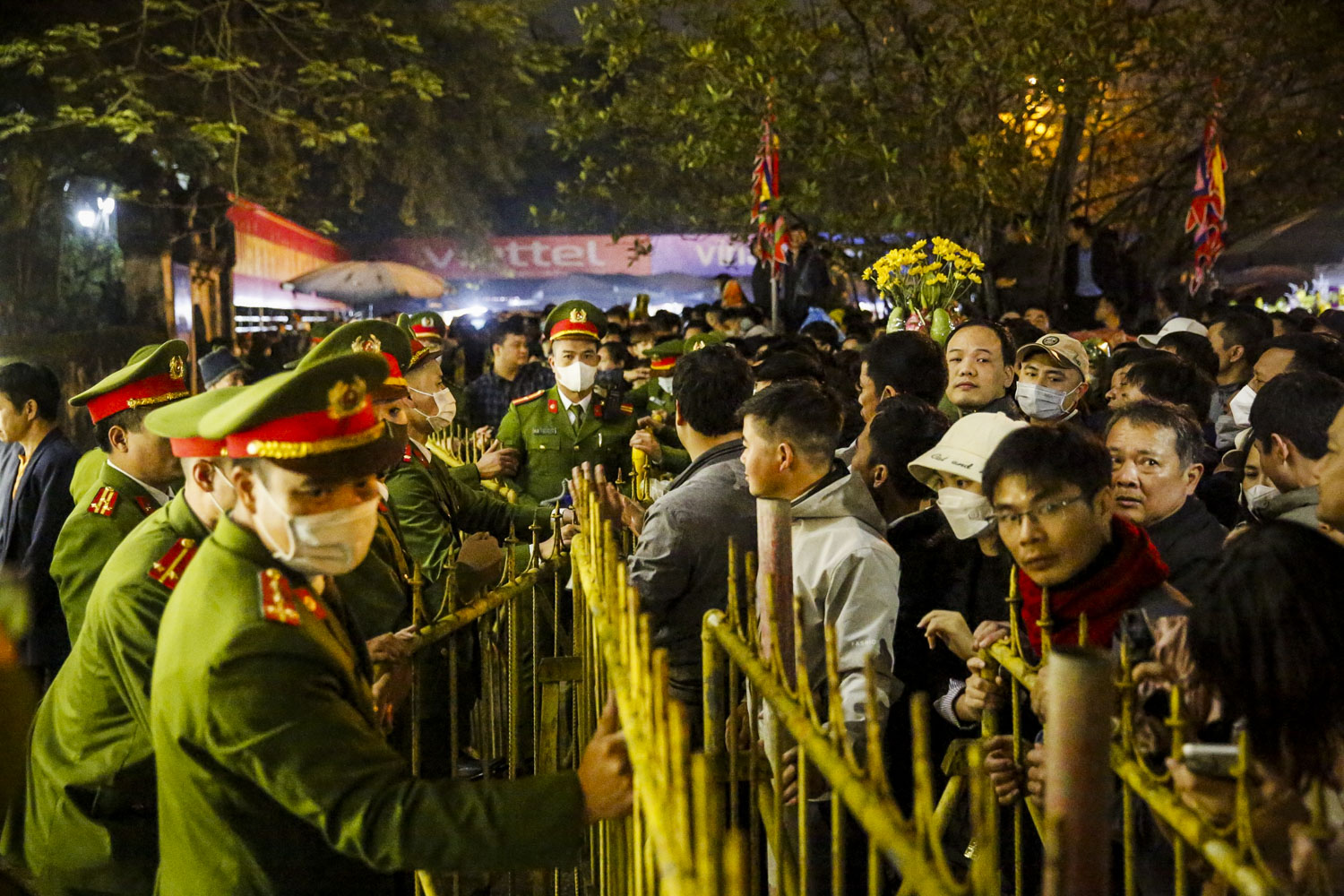 Để hạn chế tình trạng quá tải bên trong, lực lượng chức năng đã thiết lập hàng rào và chia thành nhiều đợt người vào đền Trần.