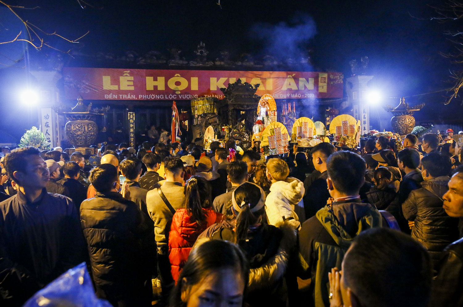 Ghi nhận lúc 00h30 sáng ngày 5/2, tại khu vực bên ngoài đền Trần (Nam Định), hàng vạn người dân đã chen chúc chờ vào làm lễ.