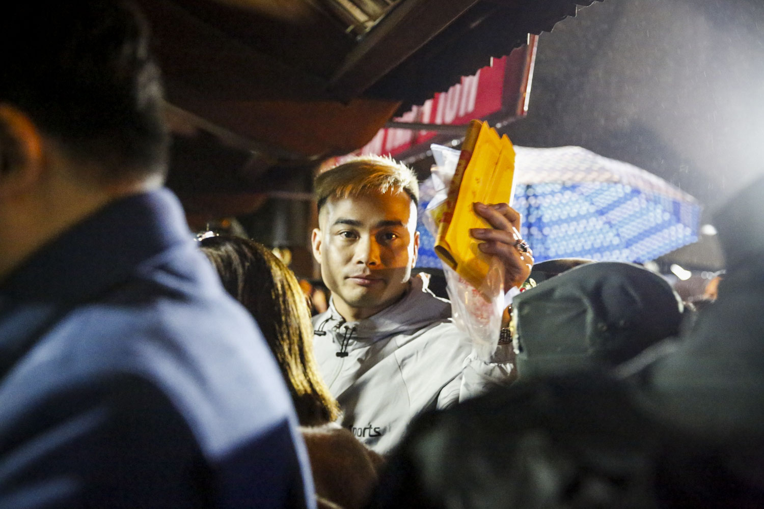 Người dân đội mưa, chen lấn xô đẩy lấy ấn đền Trần