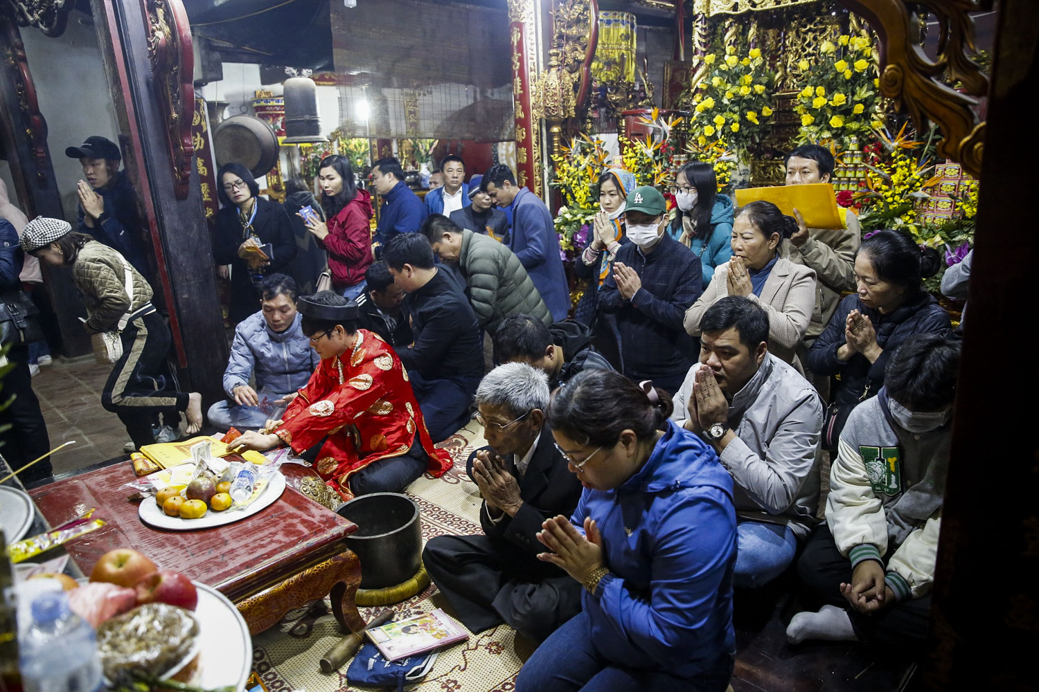 Sau khi lấy ấn, nhiều người chuẩn bị hành lễ trong đền Trần.