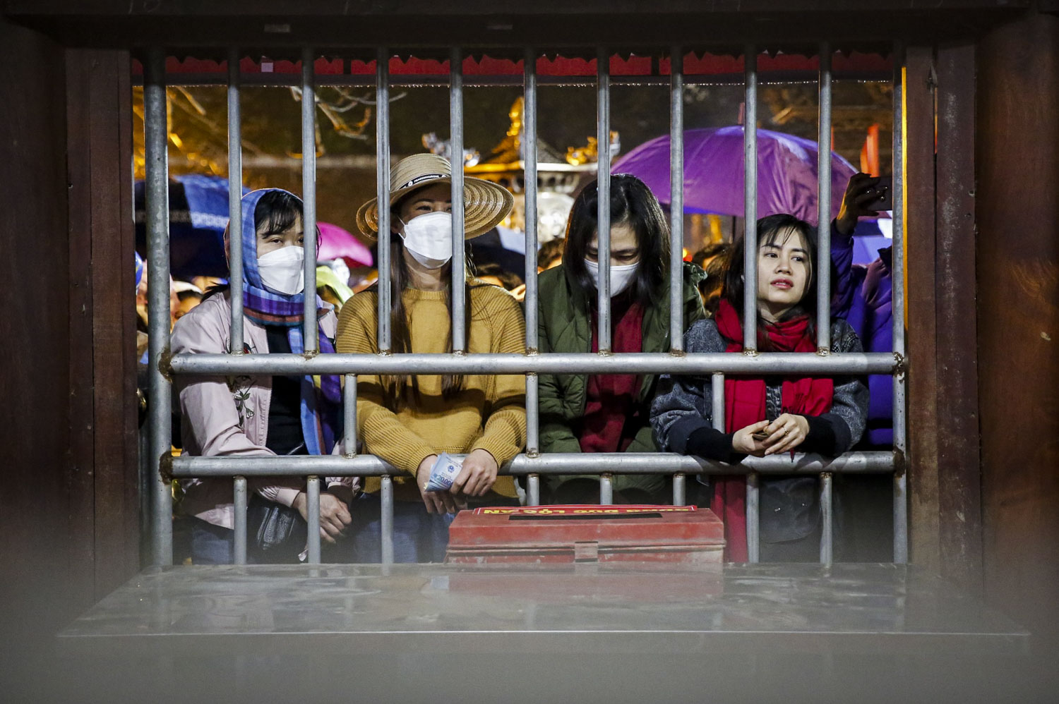 Cảnh hỗn loạn bắt đầu xảy ra khi phát ấn.