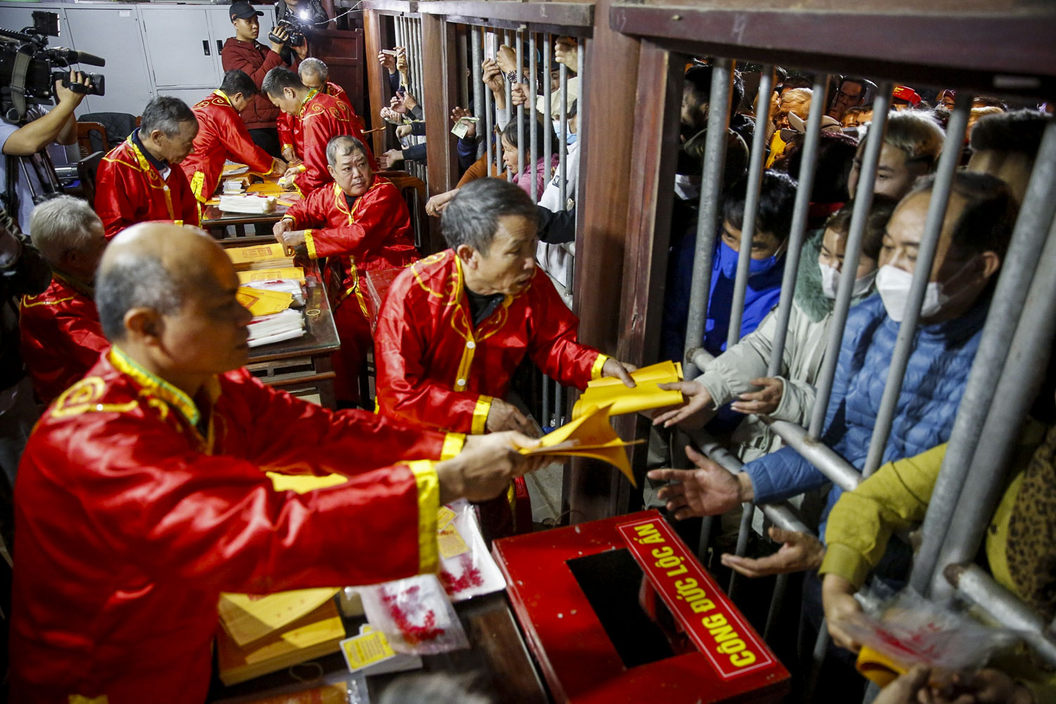 Người dân đội mưa, chen lấn xô đẩy lấy ấn đền Trần - Ảnh 1