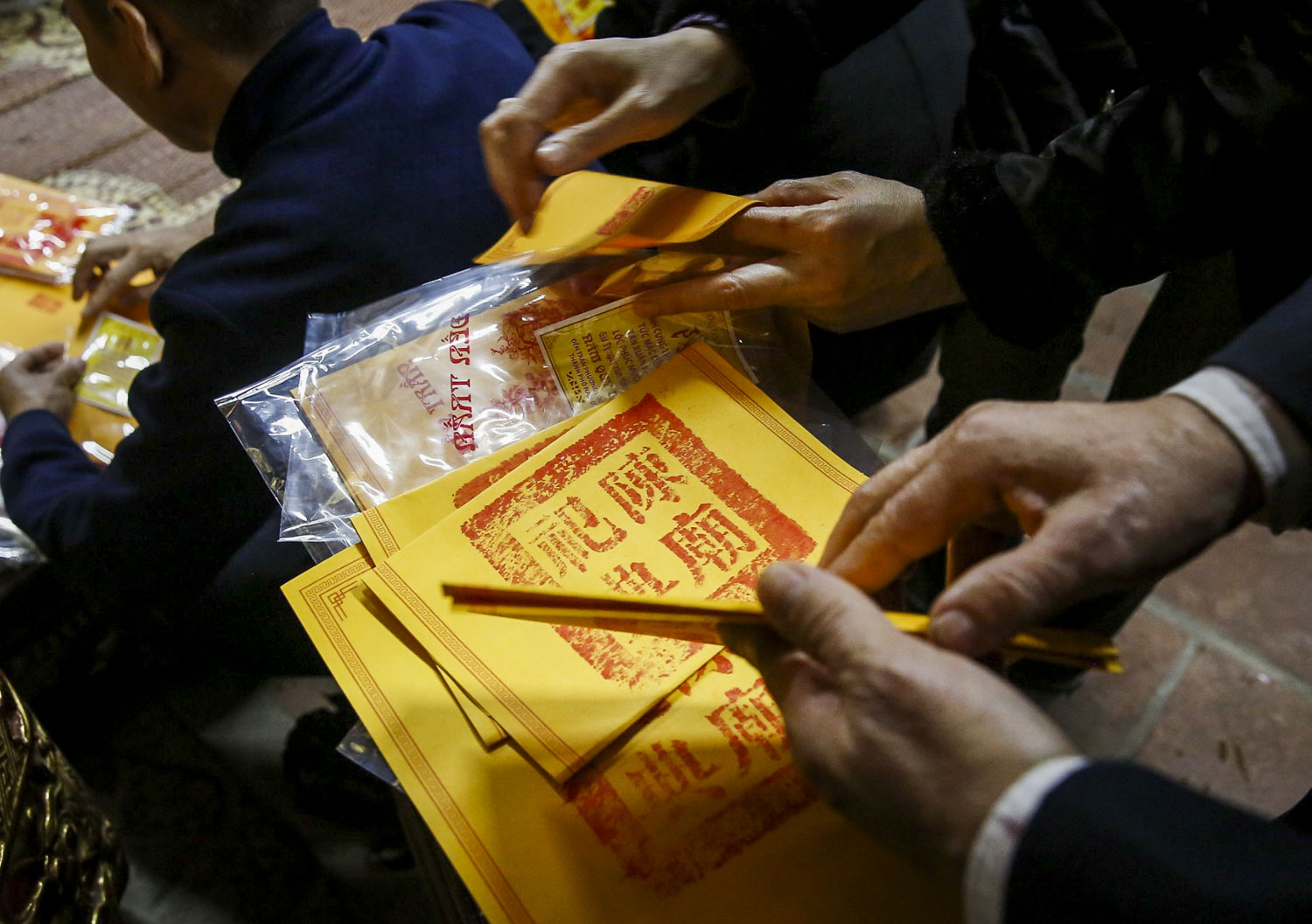 Đúng 5h, ấn được phát tới tay người dân.