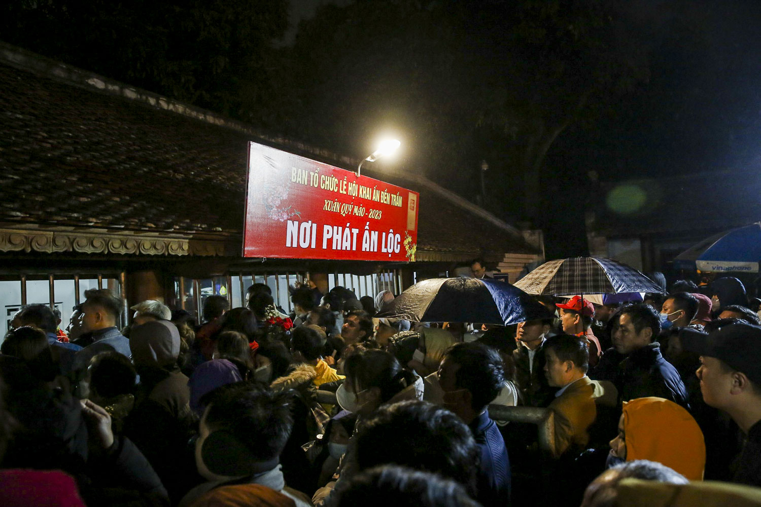 Khoảng 4h30 sáng, các khu vực phát ấn tại nhà Giải Vũ, nhà trưng bày đền Trùng Hoa đều ùn ùn người.