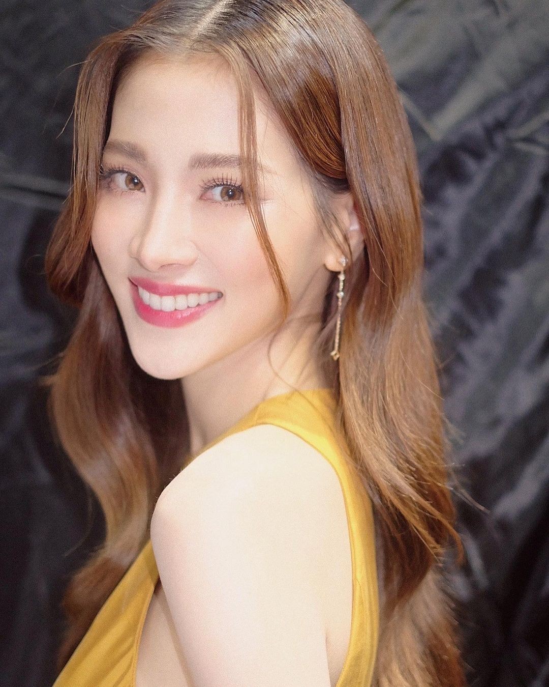 Chán hình ảnh 'ngọc nữ', mỹ nhân đẹp nhất Thái Lan bất ngờ 'nổi loạn' đầy gợi cảm đến khó tin - Ảnh 2