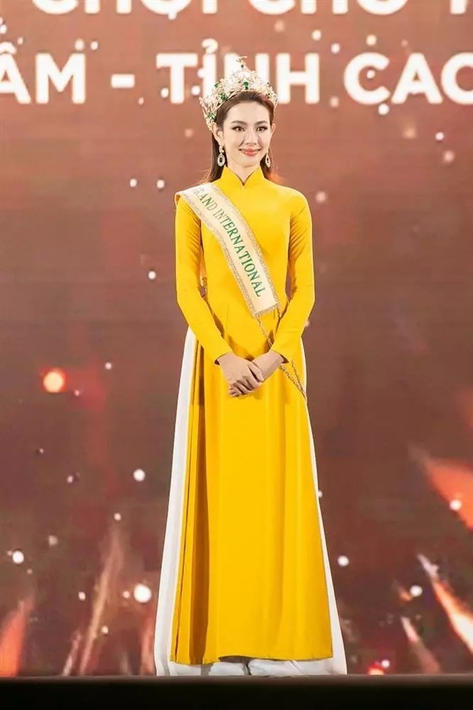 Thùy Tiên thướt tha trong chiếc áo dài.