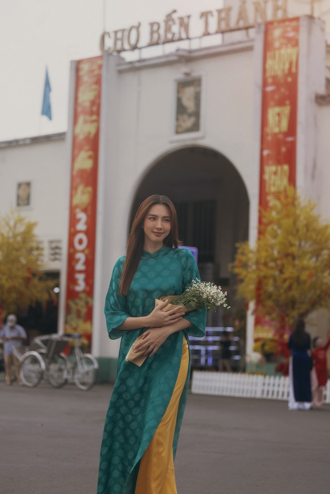 Đẹp bất chấp trong trang phục các dân tộc, Hoa hậu Thùy Tiên vẫn có lần gặp sự cố mất điểm thế này - Ảnh 2