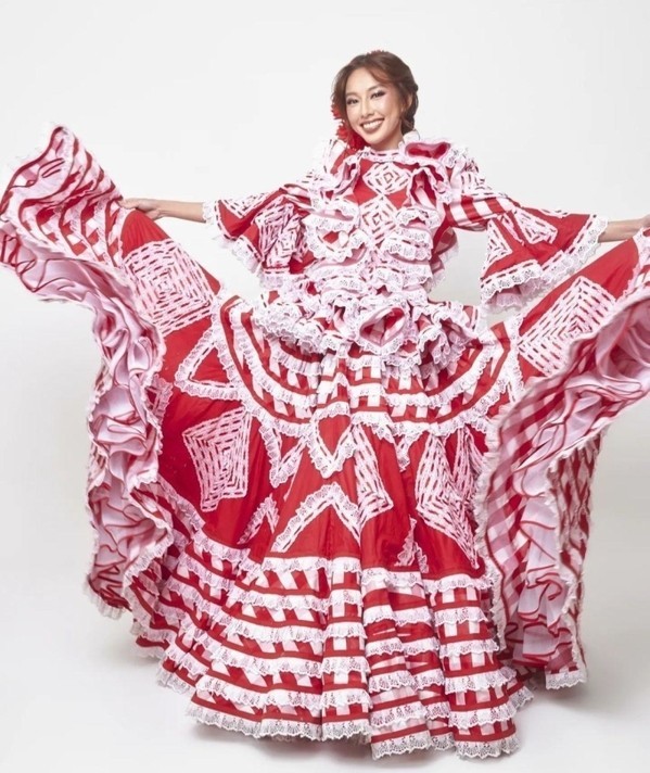 Thùy Tiên mặc thử những bộ váy mang đậm phong cách của người dân Nam Mỹ.