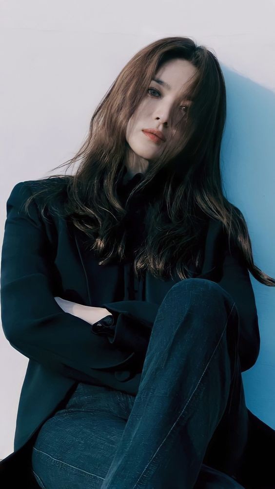 Song Hye Kyo chịu nhiều thị phi khi hoạt động showbiz. Song Hye Kyo chịu nhiều thị phi khi hoạt động showbiz.