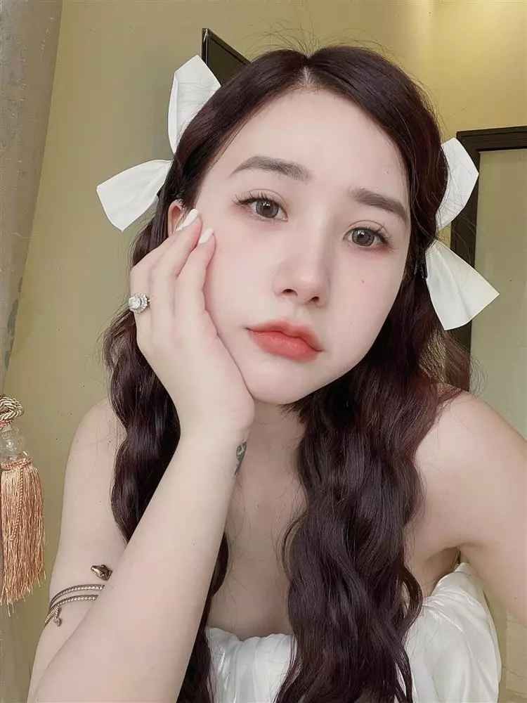 Nhan sắc của Tiểu Hý đã có nhiều thay đổi sau gần 2 năm nổi tiếng. Ảnh FBNV Nhan sắc của Tiểu Hý đã có nhiều thay đổi sau gần 2 năm nổi tiếng. Ảnh FBNV