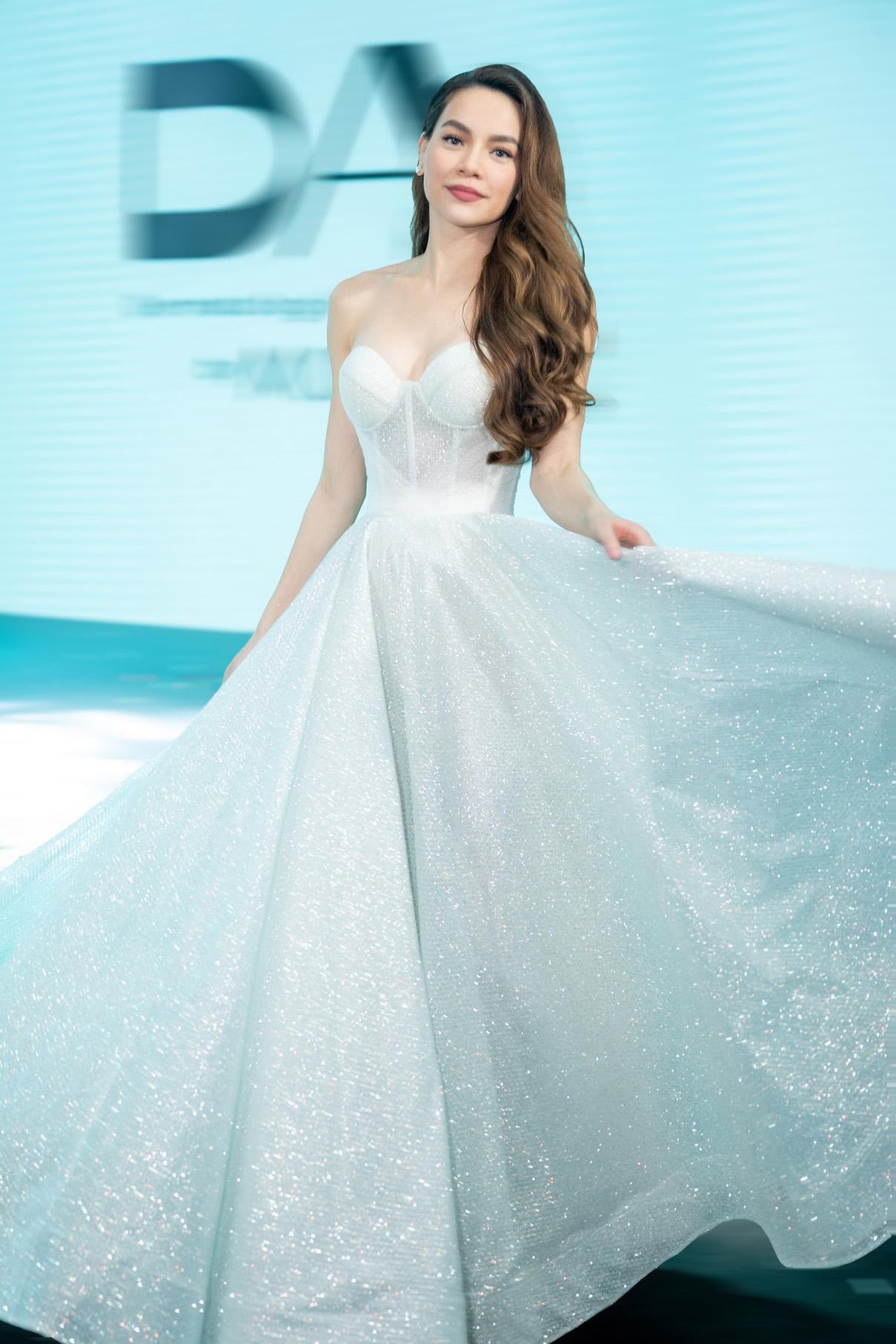 Khán giả mong chờ Hà Hồ sẽ trở lại cháy hết mình với sân khấu. Khán giả mong chờ Hà Hồ sẽ trở lại cháy hết mình với sân khấu.