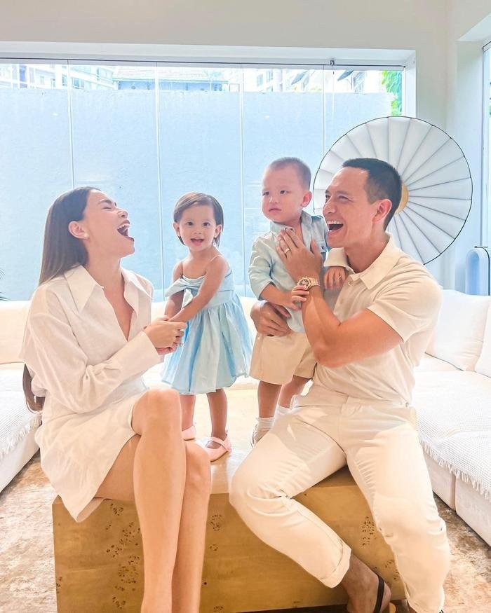 Gia đình nhỏ hạnh phúc của Hồ Ngọc Hà và Kim Lý. Gia đình nhỏ hạnh phúc của Hồ Ngọc Hà và Kim Lý.