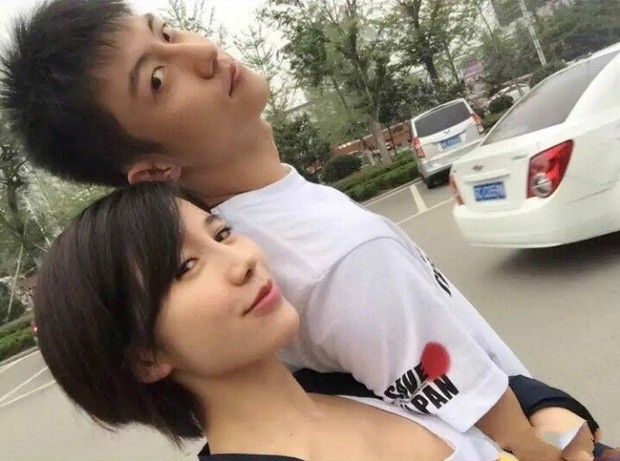 Vợ cũ Hoàng Cảnh Du bảo vệ Địch Lệ Nhiệt Ba Vợ cũ Hoàng Cảnh Du bảo vệ Địch Lệ Nhiệt Ba