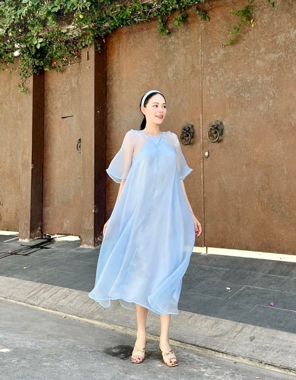 Diện váy rộng che thân hình khiến Linh Rin bị đồn mang thai. Diện váy rộng che thân hình khiến Linh Rin bị đồn mang thai.