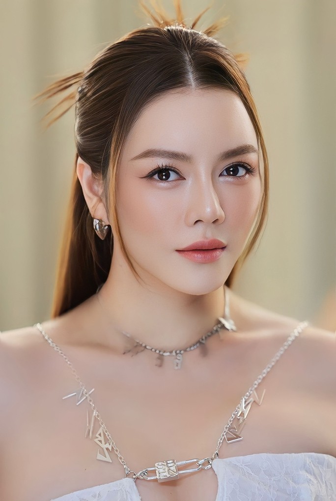 Lý Nhã Kỳ liên tục đáp trả những ý kiến chê bai nhan sắc. Ảnh FBNV Lý Nhã Kỳ liên tục đáp trả những ý kiến chê bai nhan sắc. Ảnh FBNV