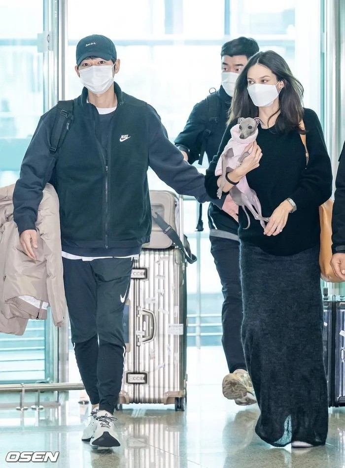 Song Joong Ki cùng vợ xuất hiện ở sân bay. Ảnh OSEN Song Joong Ki cùng vợ xuất hiện ở sân bay. Ảnh OSEN