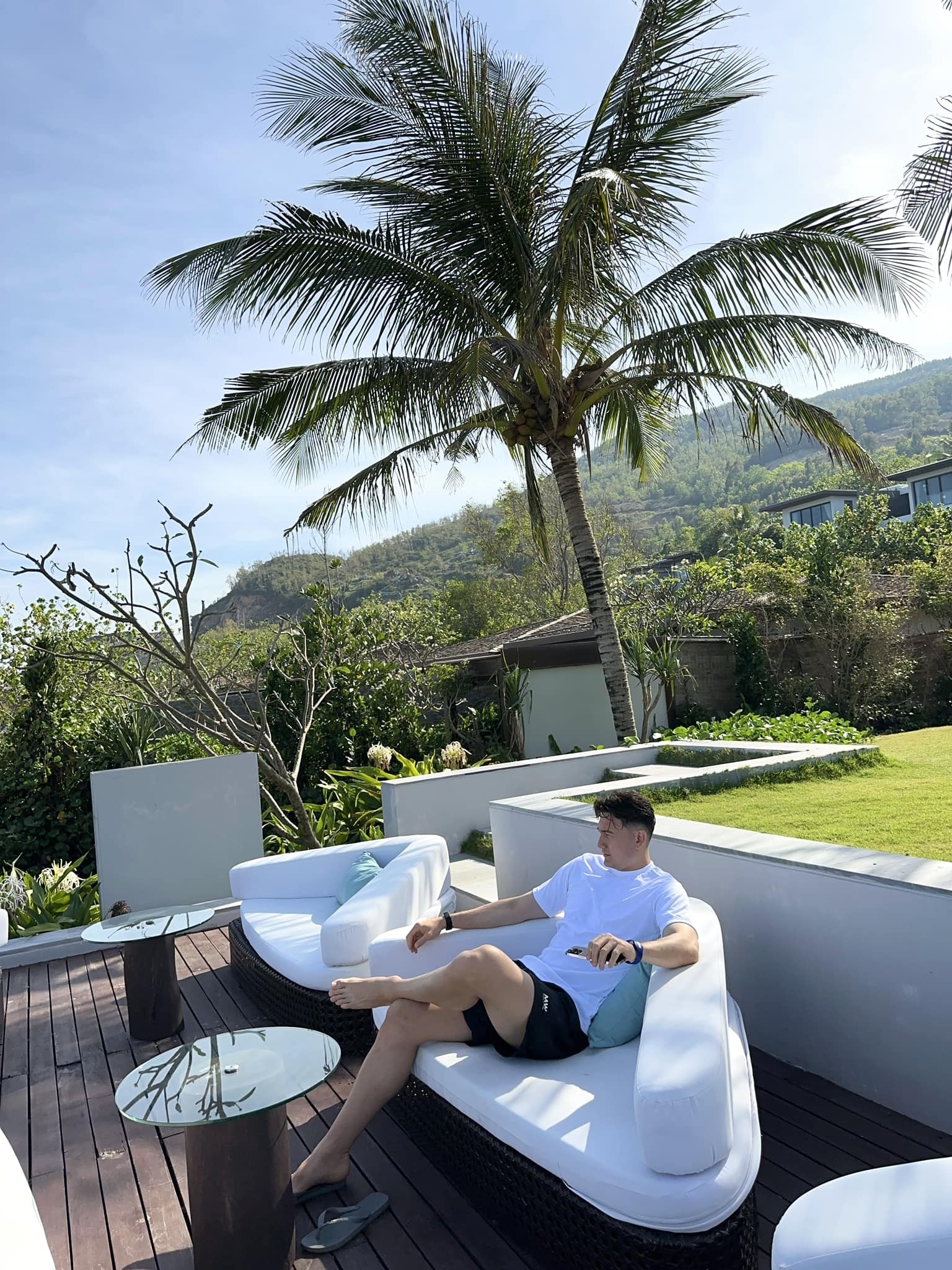 Đặng Văn Lâm đang nghỉ ngơi dưỡng sức tại một khu nghỉ dưỡng cao cấp. Ảnh FBNV