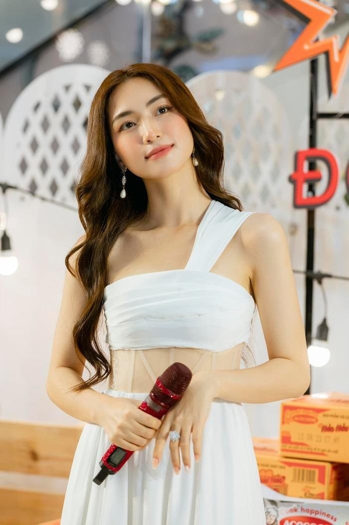 Không chỉ nhan sắc xinh đẹp mà cách nói chuyện dễ thương của Hòa Minzy cũng khiến nhiều người yêu mến. Ảnh FBNV Không chỉ nhan sắc xinh đẹp mà cách nói chuyện dễ thương của Hòa Minzy cũng khiến nhiều người yêu mến. Ảnh FBNV