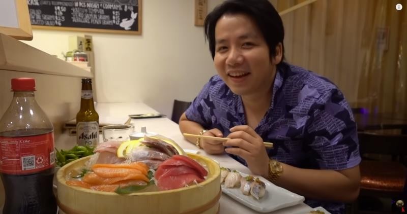 Khoa Pug khoe những chuyến du lịch sang chảnh. Ảnh cắt từ clip Khoa Pug khoe những chuyến du lịch sang chảnh. Ảnh cắt từ clip