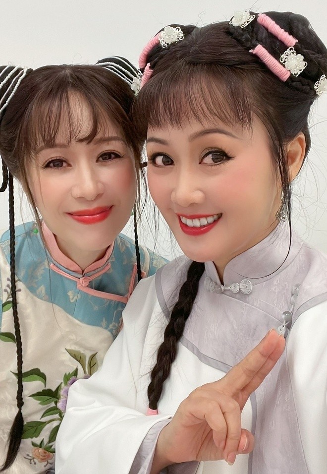 Lương Tiểu Băng chụp ảnh kỷ niệm 'Mộc Kiếm Bình' Quảng Văn Tuân. Ảnh Weibo Lương Tiểu Băng chụp ảnh kỷ niệm 'Mộc Kiếm Bình' Quảng Văn Tuân. Ảnh Weibo