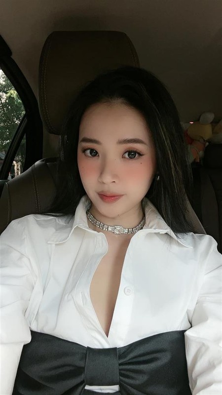 Midu khoe hình ảnh gợi cảm trong ô tô. Ảnh FBNV Midu khoe hình ảnh gợi cảm trong ô tô. Ảnh FBNV