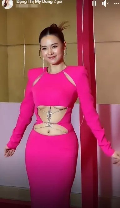 Midu mạnh dạn 'bung' cúc áo, ngày càng gợi cảm khiến nhiều người bất ngờ - Ảnh 1 Midu mạnh dạn 'bung' cúc áo, ngày càng gợi cảm khiến nhiều người bất ngờ - Ảnh 1