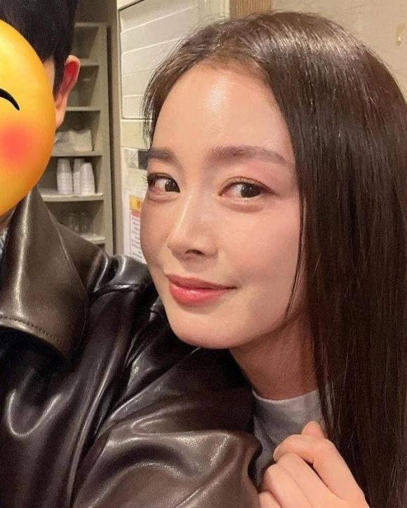 Dù soi cận thì không dìm được nhan sắc của Kim Tae Hee. Dù soi cận thì không dìm được nhan sắc của Kim Tae Hee.