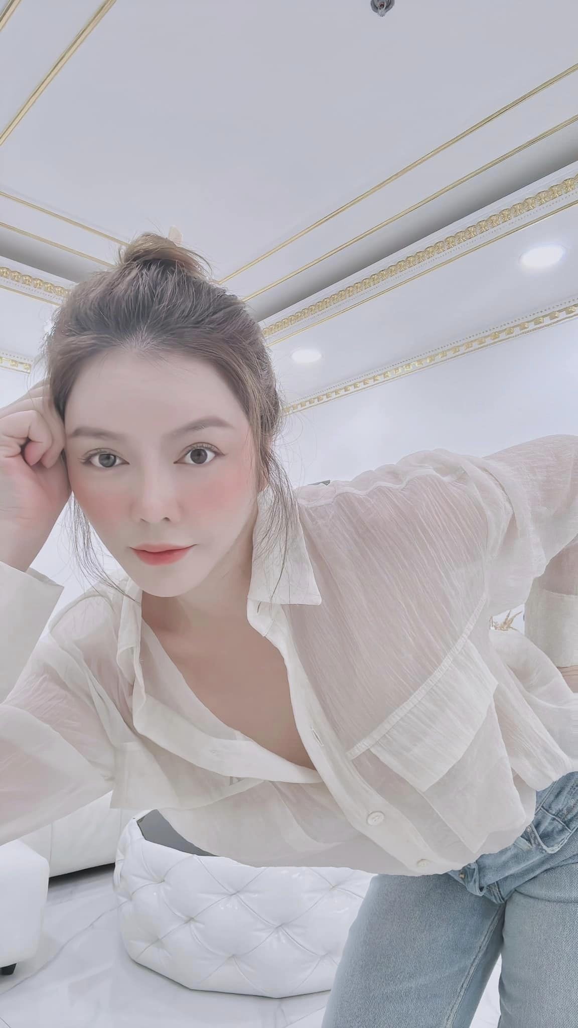 Lý Nhã Kỳ khoe nhan sắc xinh đẹp ở tuổi 42. Ảnh FBNV