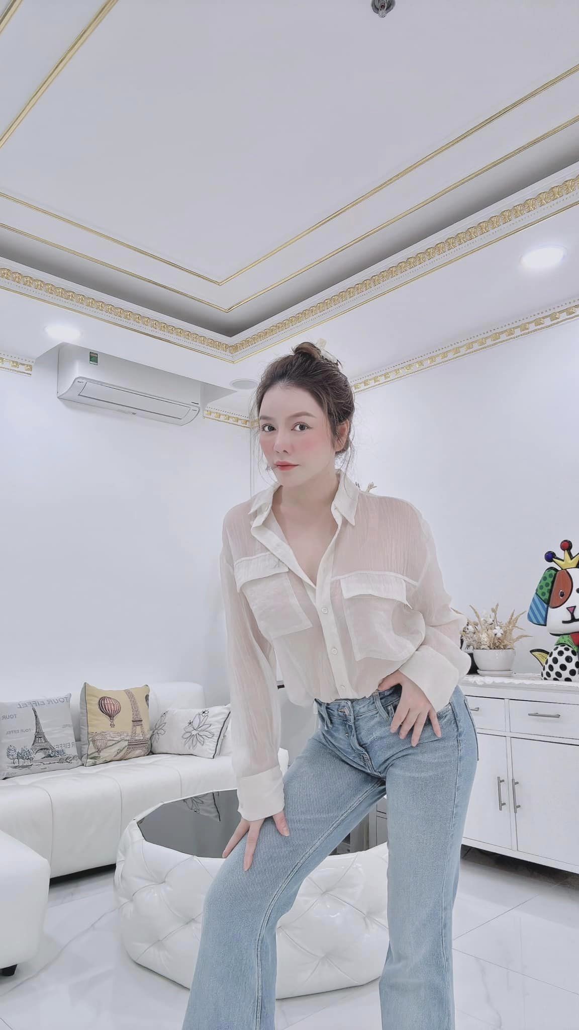 Bước sang tuổi tứ tuần, Lý Nhã Kỳ ngày càng nỗ lực ăn mặc ngược tuổi. Ảnh FBNV