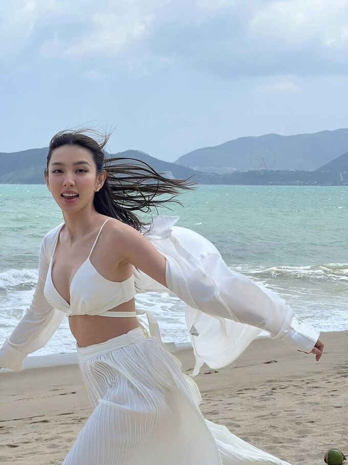Nàng hậu chụp ảnh với các dáng khác nhau. Ảnh FBNV Nàng hậu chụp ảnh với các dáng khác nhau. Ảnh FBNV