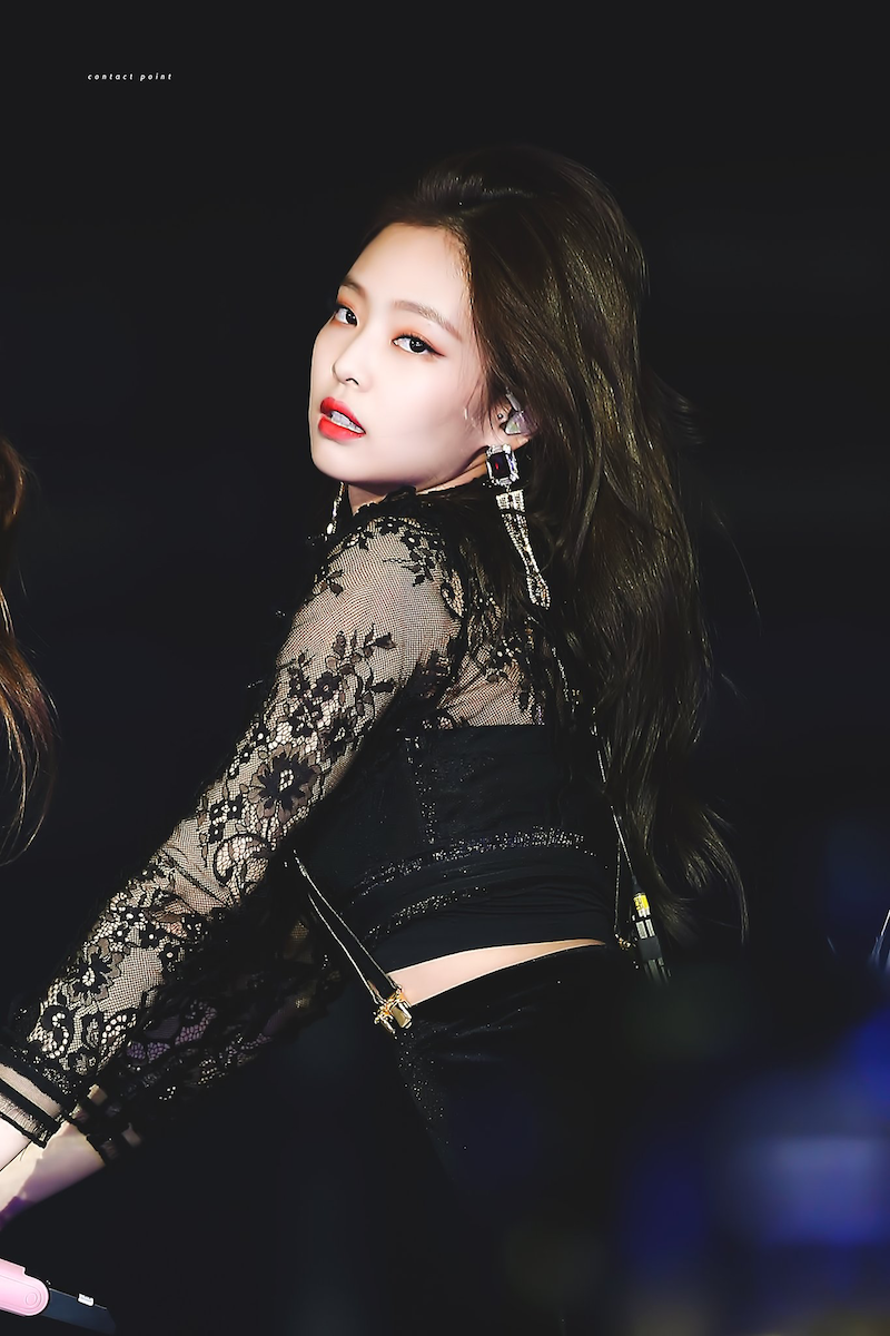Jennie (BlackPink) bị thương ở mặt, phải dán băng khiến người hâm mộ lo lắng - Ảnh 1 Jennie (BlackPink) bị thương ở mặt, phải dán băng khiến người hâm mộ lo lắng - Ảnh 1