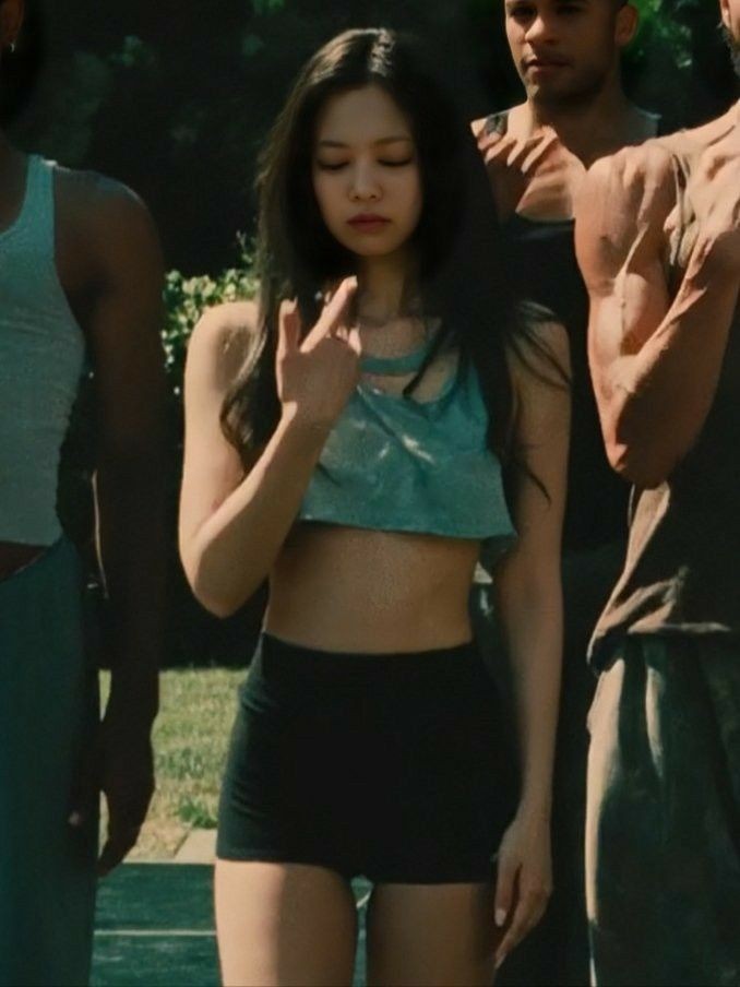 Vai diễn của Jennie lại chỉ thoáng qua, không có nhiều lời thoại. Ảnh Rolling Stone Vai diễn của Jennie lại chỉ thoáng qua, không có nhiều lời thoại. Ảnh Rolling Stone
