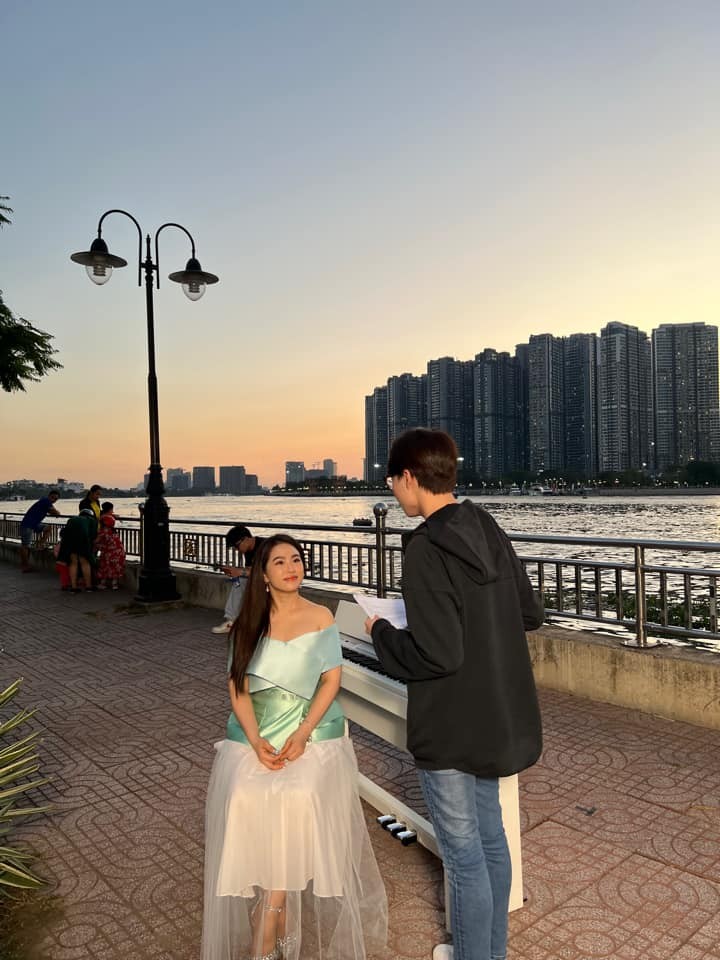 Dù bị chụp lén nhưng thần thái của nữ ca sĩ vẫn xinh đẹp. Ảnh FBNV Dù bị chụp lén nhưng thần thái của nữ ca sĩ vẫn xinh đẹp. Ảnh FBNV