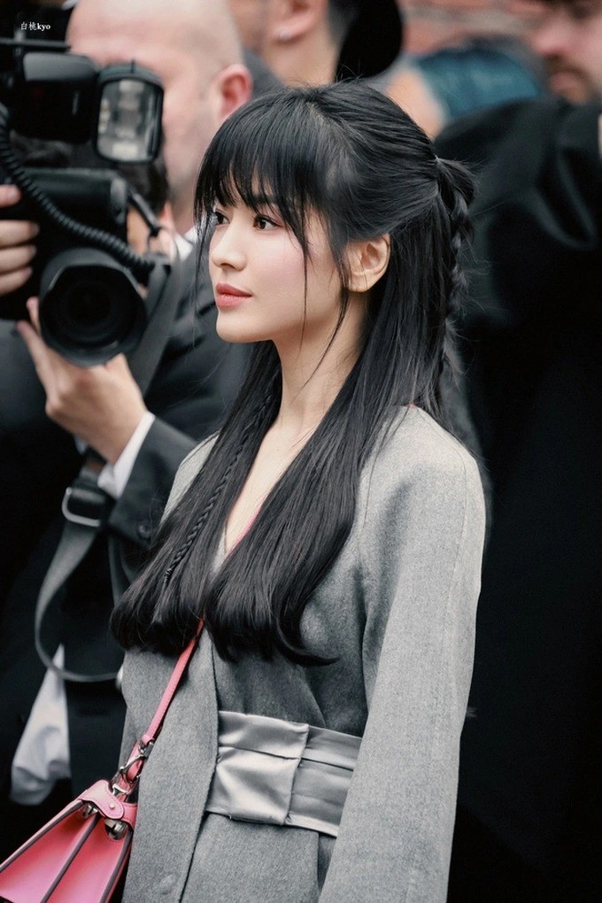 Song Hye Kyo gây sốt truyền thông trong nước và quốc tế. Song Hye Kyo gây sốt truyền thông trong nước và quốc tế.